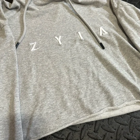 ZYIA cropped Hoodie - Picture 2 of 4